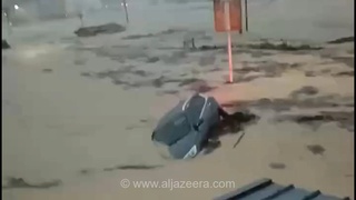 سیلاب در چین شرقی: خودروها در جریان آب‌های خروشان با خود برده شدند