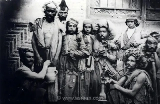 تصاویری دیدنی از حاجی اسمعیل؛ نوجوان غول‌پیکر یزدی که در عصر قاجار همه را شگفت‌زده کرد