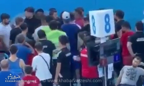 جنجال در تشک کشتی؛ حمله فیزیکی معاون وزیر ورزش ترکیه به داور پس از شکست فرزندش