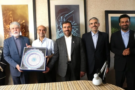 تجلیل وزیر فرهنگ از آثار خوشنویسی و نقاشی‌خط استاد کریم‌پور در شیراز
