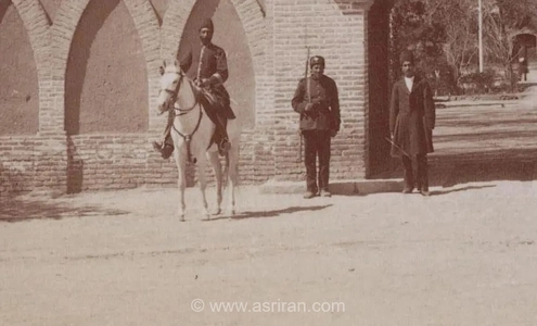نگاهی به تهران قاجاری؛ حضور سربازان ایرانی مقابل سفارت انگلیس