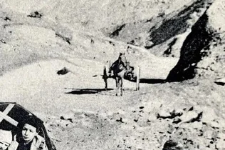 یک اروپایی با «کجاوه» در یکی از جاده‌های ایران در دوران قاجار (عکس)