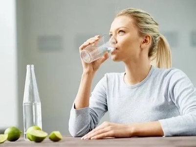 اهمیت نوشیدن آب کافی برای سلامت کلیه‌ها