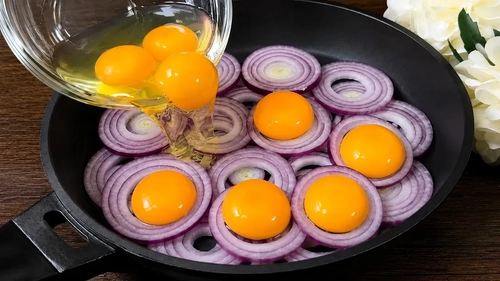 صبحانه خوشمزه با تخم‌مرغ و سبزیجات