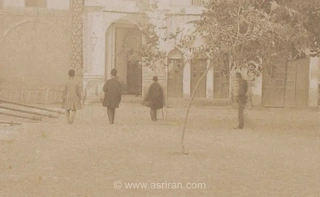 تصویری از سربازان قاجاری و توپ‌های جنگی در میدان توپخانه