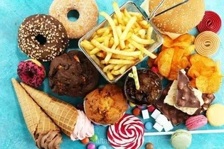 چرا بدن ما هوس غذاهای ناسالم می‌کند؟ بررسی دلایل علمی