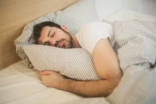چرت بعد از ساعت ۴ عصر؛ اختلال در خواب شبانه و راهکار یک متخصص