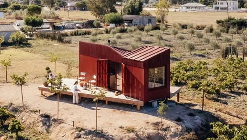 کلبه چوبی ۲۰ متری در تاکستان‌های یونان