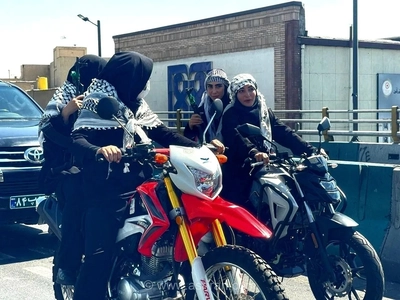 حضور دختران موتورسوار در رزمایش جانفدا تهران با وجود ممنوعیت گواهینامه