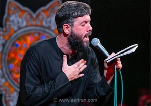 حسین ستوده در جمع زائران و مجاوران عزادار حرم مطهر رضوی به چهارپایه‌خوانی پرداخت