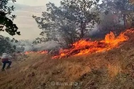 عملیات موفق بالگرد هلال‌احمر برای مهار آتش‌سوزی در جزیره آشوراده با تخلیه ۴۰ هزار لیتر آب