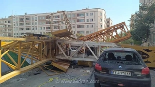 سقوط هولناک تاورکرین در خیابان پیامبر شرقی تهران؛ ۳ مصدوم و خسارت سنگین به ساختمان‌ها و خودروها