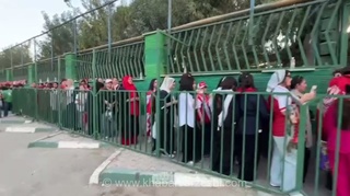 صف طولانی هواداران پرسپولیس مقابل ورزشگاه شهدای قدس برای تماشای بازی