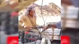 روش عجیب و خطرناک یمنی‌ها برای روشن کردن خودرو: باتری به باتری با استفاده از سلاح کلاشنیکف!