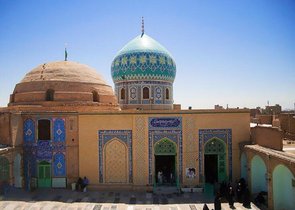تعویض پرچم حرم حضرت موسی مبرقع(ع) در قم
