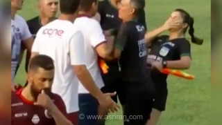 حادثه تلخ در بازی دوستانه؛ داور زن پس از برخورد با بازیکنان مجبور به ترک زمین شد