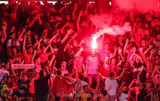 اقدام جالب هواداران پرسپولیس در ورزشگاه قزوین؛ تشویق یک‌صدای علی دایی پیش از آغاز دیدار با شمس‌آذر