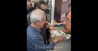 ویدیوی تکان‌دهنده از لحظات وداع و گریه‌های بی‌امان غلامرضا نیکخواه بر پیکر اکبر عبدی در فضای مجازی پربازدید شد