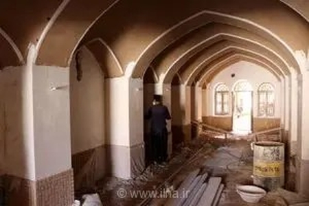 بازسازی بازارچه صنایع‌دستی و خانه طبایی اردکان پس از دو سال توقف