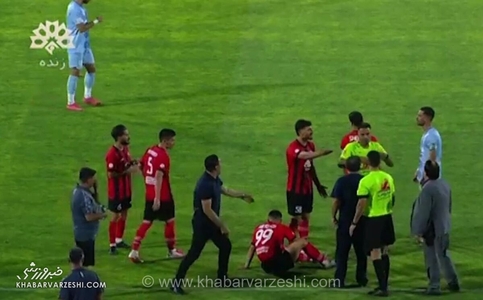 اخراج خداداد عزیزی از زمین مسابقه پس از اعتراض به داور در دیدار تراکتور و گل‌گهر