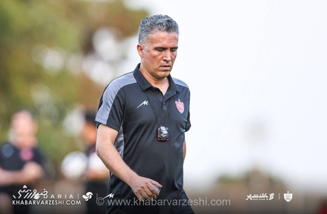 اعتراض علیرضا محمد به وضعیت چمن ورزشگاه سردار آزادگان پیش از دیدار پرسپولیس و شمس‌آذر