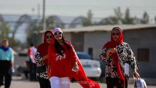 هواداران استقلال و پرسپولیس در انتظار آغاز دربی ۱۰۷ پایتخت