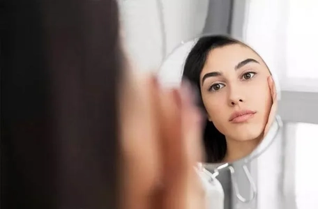چرا صبح‌ها صورت ورم می‌کند؟ دلایل و راهکارها