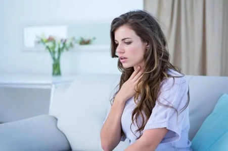 احساس خفگی یا گیر کردن چیزی در گلو: علل و راه‌های درمان