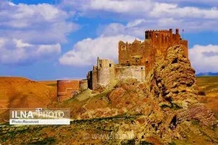 تجلیل مدیرکل فرهنگ و ارشاد قزوین از بانوان متخصص در مسیر ثبت جهانی مجموعه تاریخی الموت