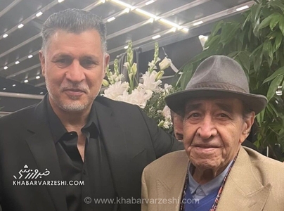 همدردی محمد دادکان با خانواده ایرج خواجه امیری در مراسم یادبود + عکس