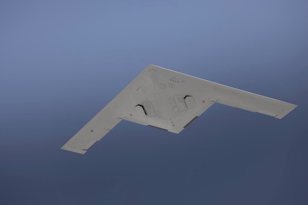 پرواز آزمایشی بمب‌افکن B-21 Raider آمریکا بر فراز کالیفرنیا