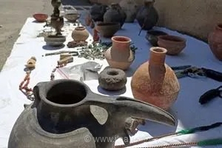 انهدام باند قاچاق اشیای عتیقه در نقده؛ کشف بیش از ۱۰۰ اثر تاریخی پیش از خروج از کشور