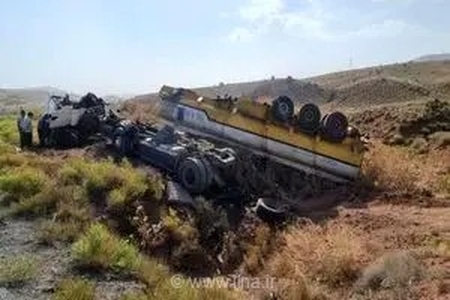 واژگونی تانکر حامل نفتا در محور سنندج به سروآباد / حادثه آلودگی زیست‌محیطی ایجاد نشد