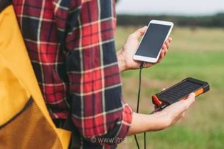 آیا استفاده از گوشی هنگام شارژ به باتری آسیب می‌زند؟ حقیقت علمی پشت یک باور رایج