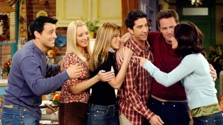 بازیگران سریال 'Friends' در مراسم تدفین متیو پری دست در دست و دور کفن اشک ریختند، مستند Netflix فاش می‌کند