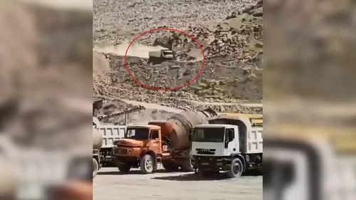 واژگونی کمپرسی در جاده کازرون بر اثر ترمز بریده