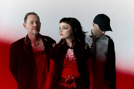 گروه Chvrches با Futures Music Group قرارداد بست و آهنگ جدیدی منتشر کرد