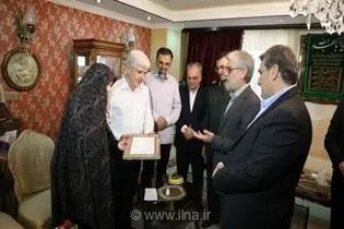 وزیر علوم از خانواده شهید نخبه جنگ تحمیلی تجلیل کرد
