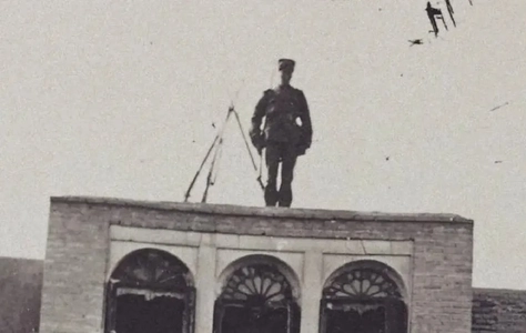 تصویری از حیاط یک زندان در دوران قاجار