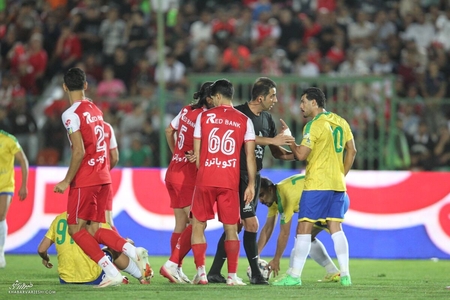 درگیری کاپیتان صنعت نفت با پویا پورعلی؛ رفتاری غیرورزشی در دیدار با پرسپولیس