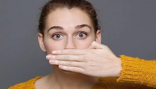 چرا صبح‌ها دهان‌تان تلخ می‌شود؟ دلایل و راه‌حل‌ها