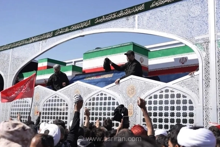 نزدیکترین تصویر از پیکر‌های رهبر شهید و خانواده ایشان میان مردم عزادار