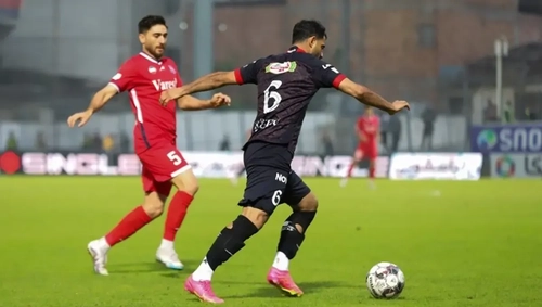نیمه نخست نساجی و پرسپولیس بدون گل تمام شد؛ دو فرصت حساس از دست رفت