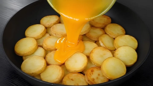 کاسرول سیب‌زمینی، تخم‌مرغ و پنیر: یک شام سریع و اقتصادی