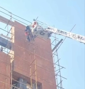 نجات کارگر مصدوم گرفتار در ارتفاع ۱۵ متری داربست در اهواز
