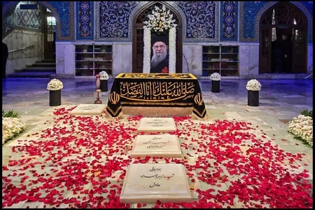 پیام رهبر انقلاب در مرقد رهبر شهید قرائت شد