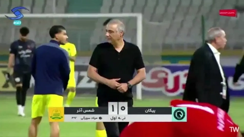 سیلی ساکت الهامی به بازیکن پیکان حجت احمدی