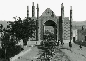 تصویری از اوتو شنی‌ویند، مدیرکل امور مالی ایران و همسرش در دروازه شمیران در سال ۱۳۰۸