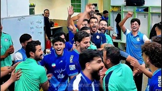 جشن پیروزی استقلال خوزستان در رختکن پس از شکست تراکتور