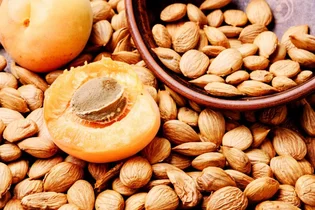 مغز هسته زردآلو: آیا واقعاً درمان سرطان است؟